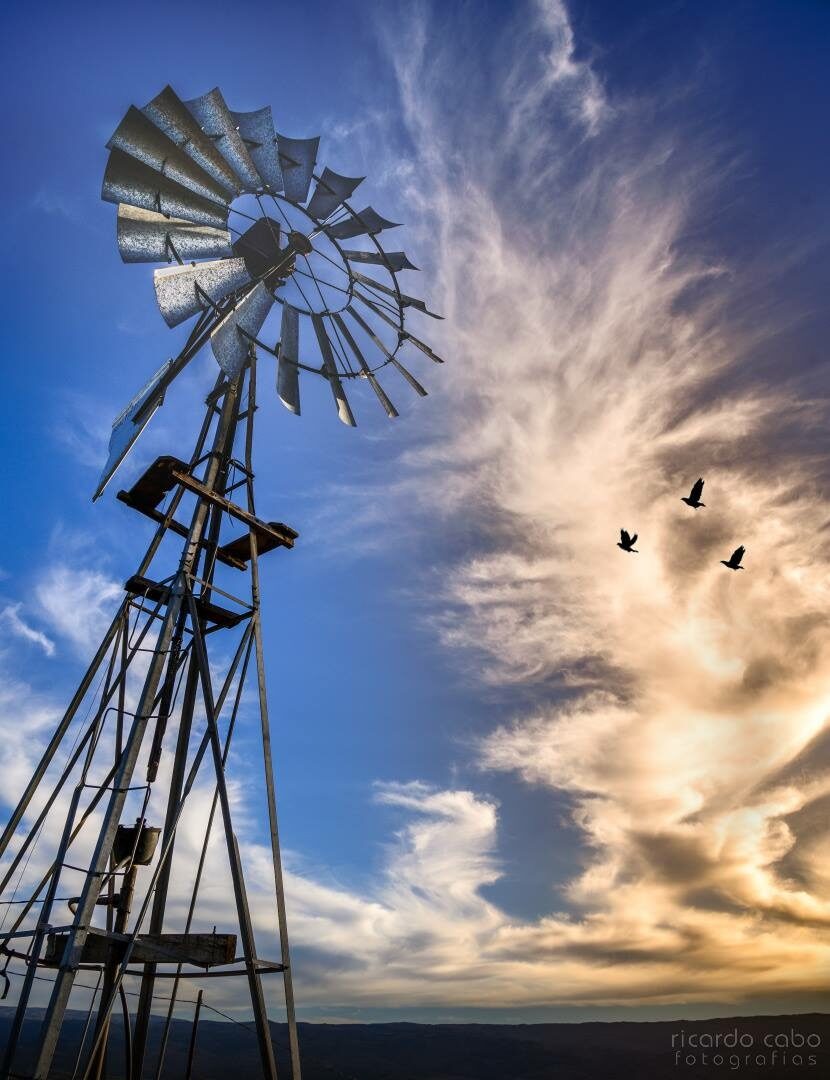 Molino bajo cielo dramático