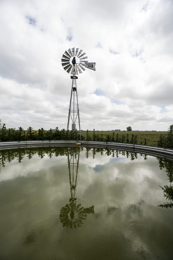 Molino reflejado en el agua